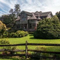 IMG_5679 08/10/2019 - En quittant Frutillar la piste qui longe le côté ouest du lac Llanquihue traverse des fermes laitières de grande taille. Du coup les corps de ferme...